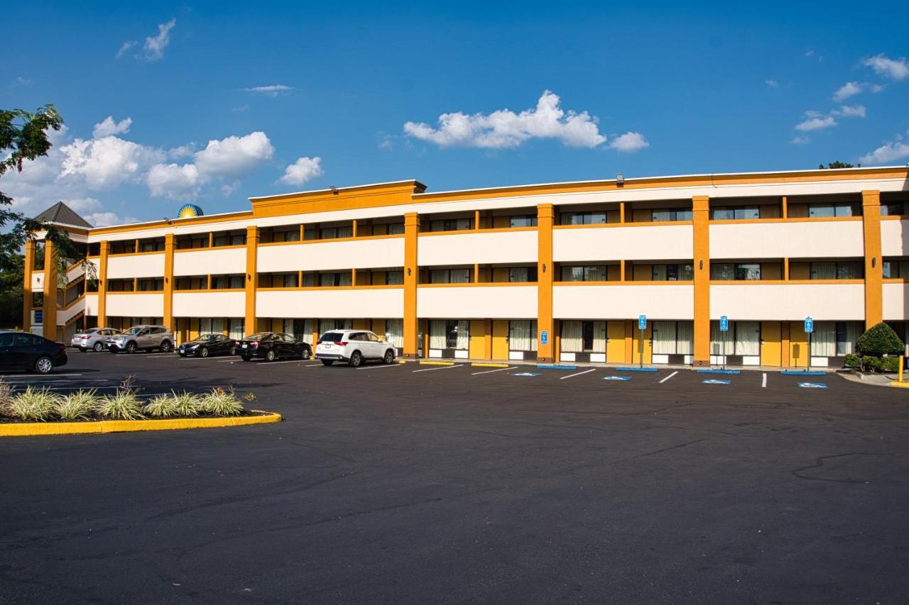 Days Inn By Wyndham Westend Alexandria,Va Washington Dc Area Buitenkant foto
