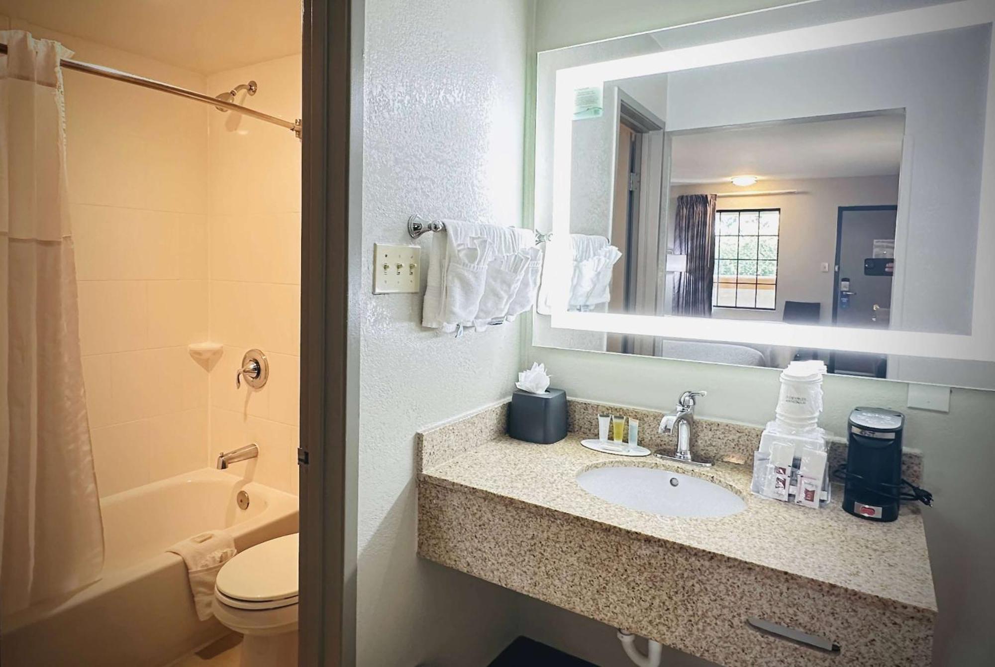 Days Inn By Wyndham Westend Alexandria,Va Washington Dc Area Buitenkant foto